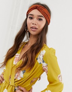 Плиссированная повязка на голову цвета ржавчины PrettyLittleThing - Коричневый