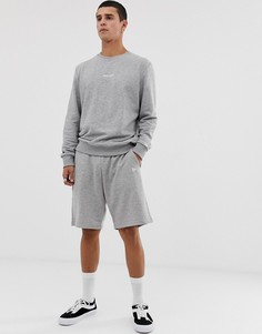 Серые шорты с маленьким вышитым логотипом New Era essentials - Серый