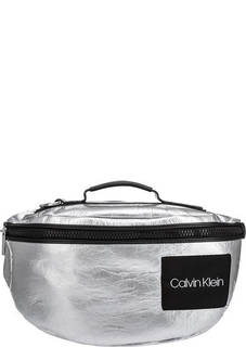 Вместительная поясная сумка серебристого цвета с ручкой Calvin Klein