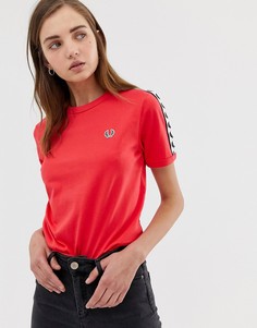 Футболка с фирменной лентой и контрастной горловиной Fred Perry - Красный