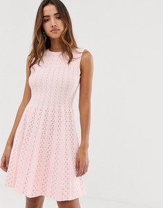 Вязаное короткое приталенное платье с расклешенной юбкой Ted Baker - Розовый