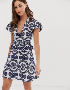 Белое платье мини с вышивкой PrettyLittleThing - Красный