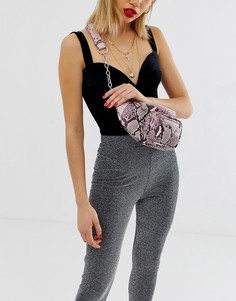 Серая сумка-кошелек на молнии с цепочкой и змеиным принтом Missguided - Розовый