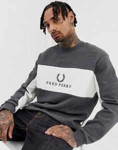 Серый свитшот с круглым вырезом и логотипом Fred Perry - Серый