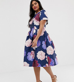 Короткое приталенное платье с V-образным вырезом и цветочным принтом Chi Chi London Plu - Темно-синий