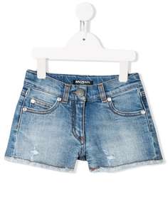 Balmain Kids джинсовые шорты с эффектом потертости и бахромой