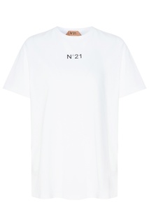 Свободная белая футболка с черным логотипом No21