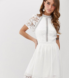 Белое короткое приталенное платье с кружевом Chi Chi London Petite - Белый