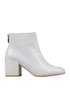 Полусапоги и высокие ботинки Stuart Weitzman