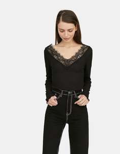 Топ в рубчик с кружевной отделкой на вырезе. Stradivarius