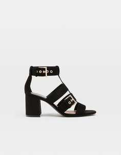 Черные босоножки на каблуке и с пряжкой Stradivarius