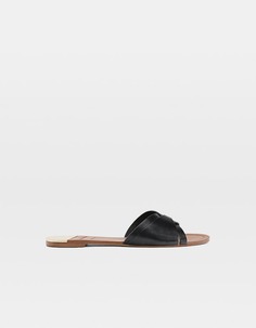 Черные кожаные сандалии на плоской подошве Stradivarius