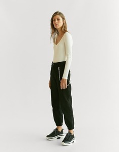Твиловые брюки с цепочкой Stradivarius