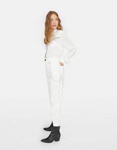 Твиловые брюки с цепочкой Stradivarius
