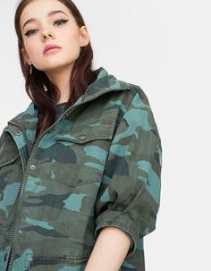 Парка с камуфляжным принтом и карманом Stradivarius