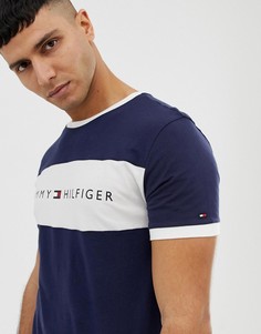 Темно-синяя футболка с круглым вырезом и контрастной вставкой на груди с логотипом Tommy Hilfiger - Темно-синий