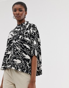 Блузка с короткими рукавами и черно-белым принтом Weekday - Мульти