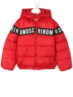 Moschino Kids пальто-пуховик с принтом логотипа