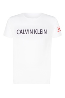 Белая футболка с логотипами Calvin Klein