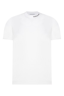 Белая футболка с черным логотипом Calvin Klein