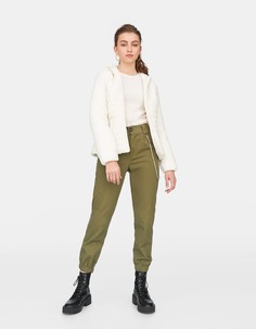 Куртка с наполнителем и капюшоном Stradivarius