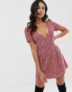 Платье на пуговицах с цветочным принтом и запахом Motel - Красный
