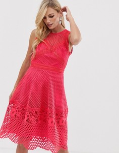 Короткое приталенное кружевное платье с рукавами Little Mistress - Розовый