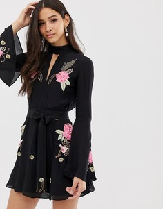 Короткое приталенное платье с вышивкой роз Mille Mackintosh - Черный
