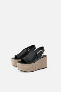 Босоножки на танкетке с пряжкой join life Zara