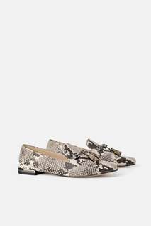 Лоферы с эффектом змеиной кожи и кисточками Zara