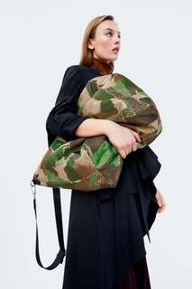 Стеганая сумка-шопер с камуфляжным принтом Zara