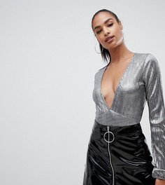 Боди серого цвета с глубоким вырезом, эффектом металлик и плиссировкой PrettyLittleThing - Серый