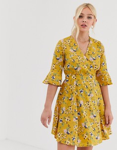 Платье мини с запахом, цветочным принтом и оборками на рукавах QED London - Желтый
