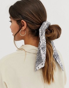 Платок для волос кремового цвета с принтом в стиле банданы ASOS DESIGN - Кремовый