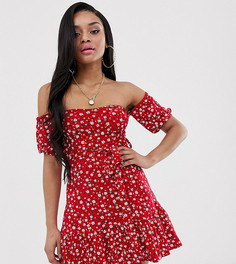 Эксклюзивное красное платье с открытыми плечами и цветочным принтом PrettyLittleThing Petite - Красный
