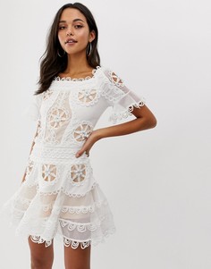 Короткое приталенное платье с вышивкой Forever Unique - Белый