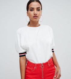 Белая футболка с отделкой в полоску PrettyLittleThing - Белый