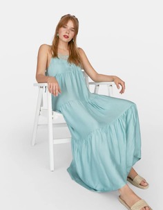 Платье в бельевом стиле с вышивкой Stradivarius
