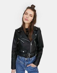 Базовая куртка из искусственной кожи с ремнем Stradivarius