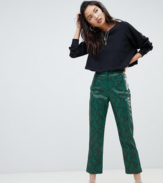 Зеленые брюки из искусственной кожи со змеиным принтом Na-kd - Зеленый