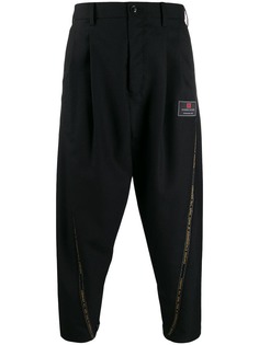 Doublet укороченные брюки с асимметричными лампасами