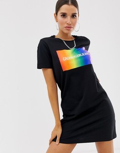 Платье-футболка с радужным логотипом Calvin Klein Jeans - Черный
