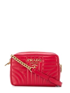 Prada стеганая сумка на плечо с металлическим логотипом