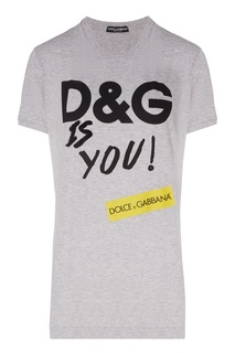Серая футболка с логотипами и надписью Dolce&Gabbana