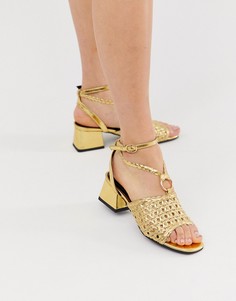 Золотистые босоножки на каблуке с плетеной отделкой и кольцом River Island - Золотой