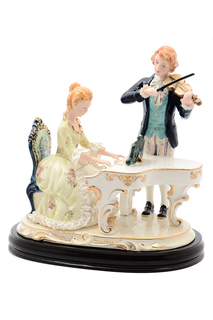 Статуэтка на подставке ROYAL CLASSICS