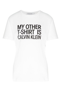 Белая футболка с надписью Calvin Klein