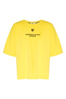 Желтая футболка с надписью BY