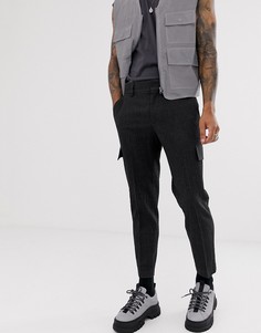 Облегающие укороченные строгие брюки карго из легкой жатой ткани темно-серого цвета с контрастными строчками ASOS DESIGN - Серый