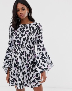 Короткое приталенное платье с неоновым леопардовым принтом и расклешенными рукавами Unique21 - Мульти